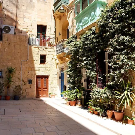 Historic Maisonette With Sea View *