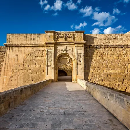 Historic Maisonette With Sea View شقة *