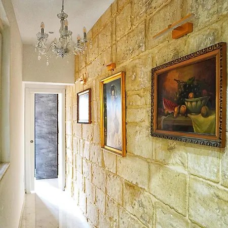 Historic Maisonette With Sea View *