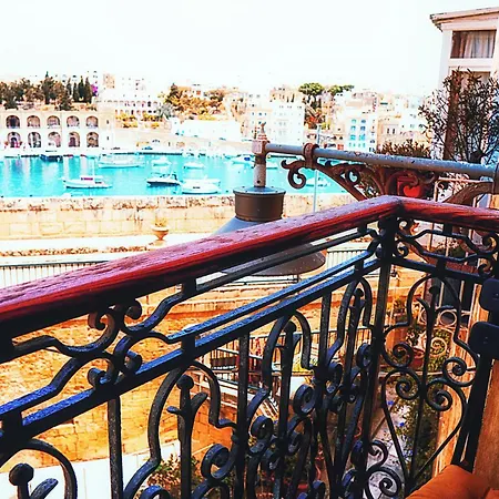 Historic Maisonette With Sea View شقة