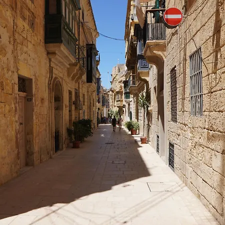 Historic Maisonette With Sea View شقة *