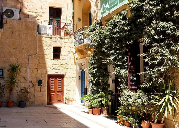 Historic Maisonette With Sea View *